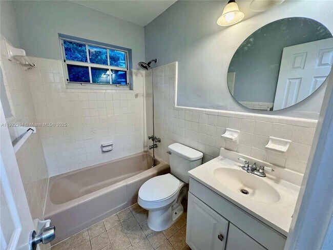 Building Photo - 1529 SW 22nd St