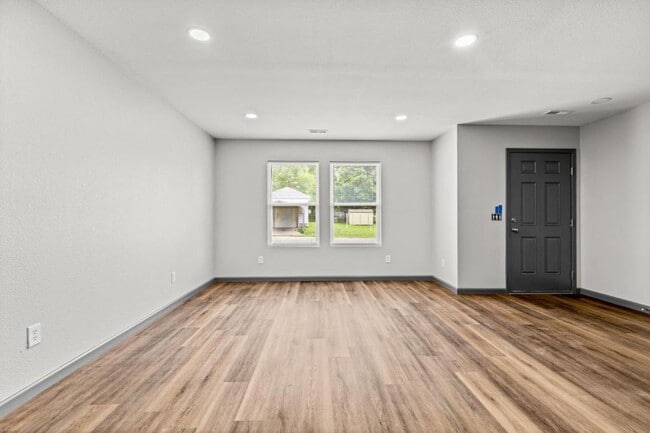 Building Photo - 221 N Park Ave