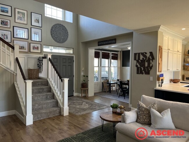 Building Photo - Darling Home in Olive Dr Area!