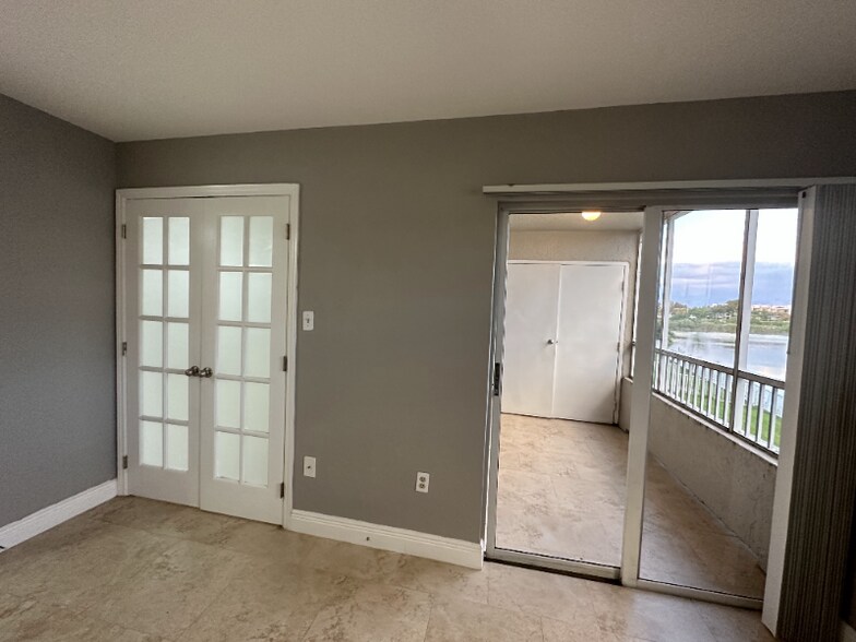 Building Photo - 2811 N Oakland Forest Dr