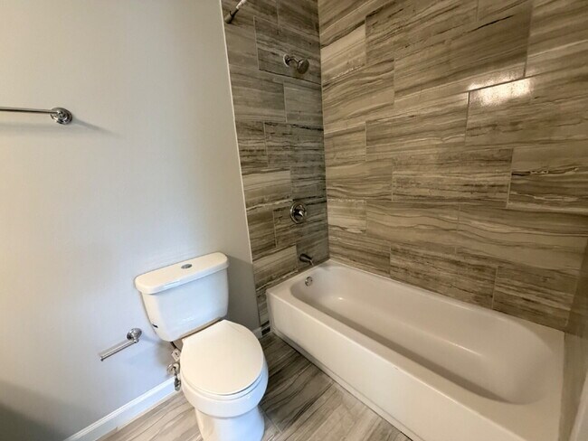 Building Photo - 3 bedroom and 2 bathrooms has newly renovated modern home in Southtown unit ready to move in! Mov...