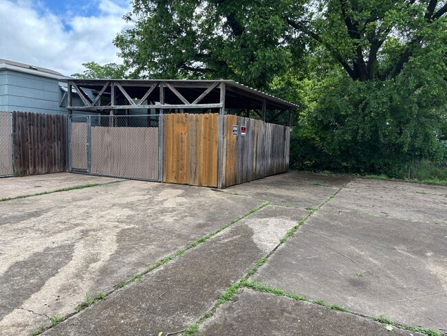 Building Photo - 4/1.5 Right in Downtown Denison!