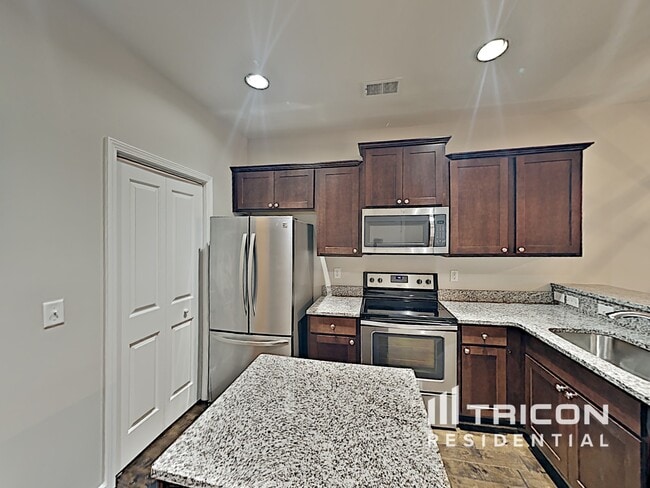 Building Photo - 409 Riverwood Ct