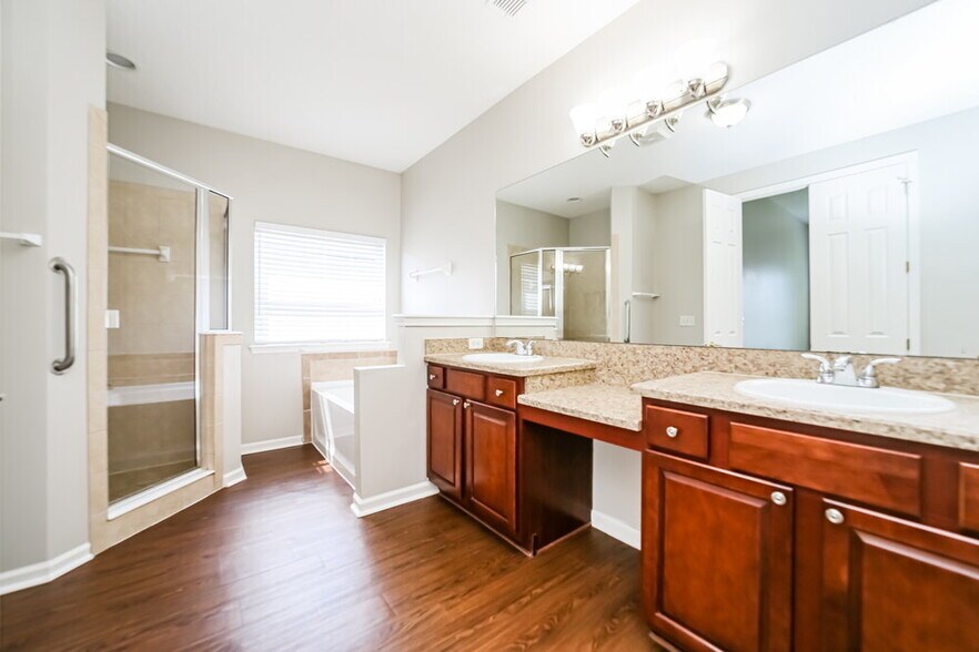 Building Photo - 3708 Southbank Cir