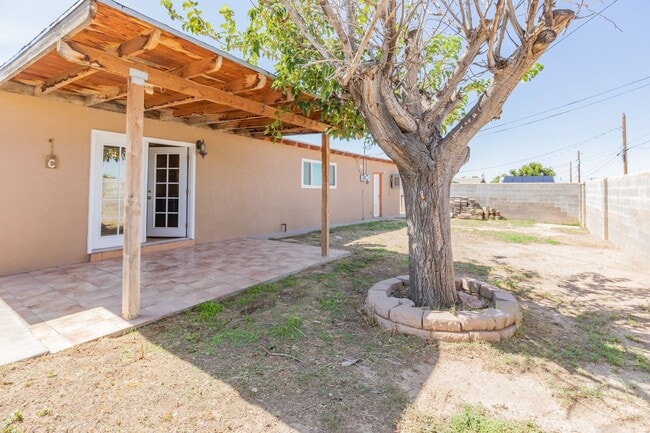 Building Photo - 3 Bedroom 2 Bath Home