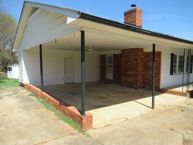 Building Photo - Charming 3-Bedroom Brick Home for Rent on the West Side of Lincolnton!