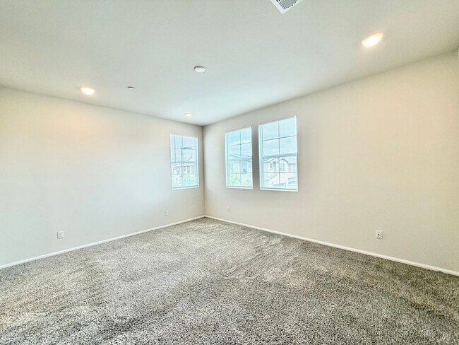 Building Photo - 3 bedroom Solar Home in Heirloom Farms for LEASE!