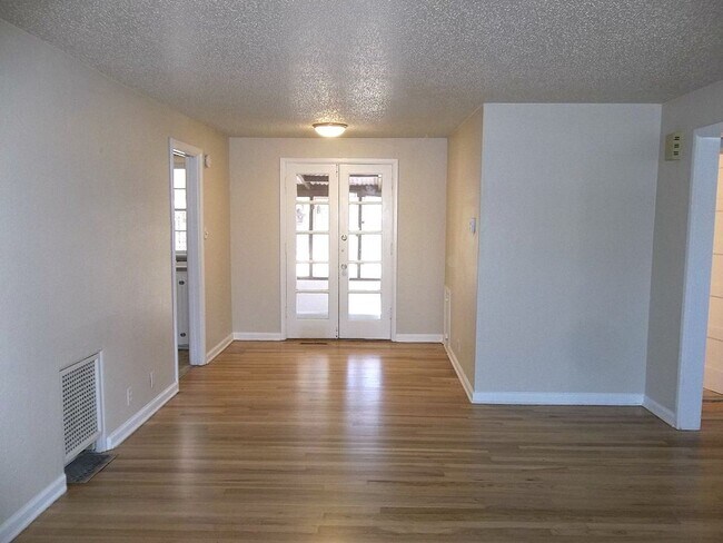 Building Photo - Cozy Bungalow Living Close to It All — Move In and Save $500!