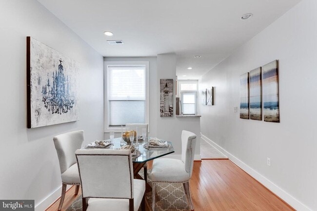 Building Photo - Gorgeous Rowhome Walking Distance to Colum...