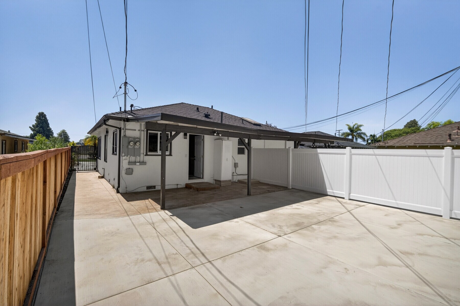Building Photo - 1243 E Almond Ave