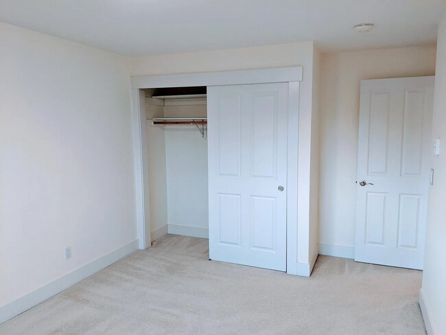 Building Photo - 2bd/1ba Seattle Condo