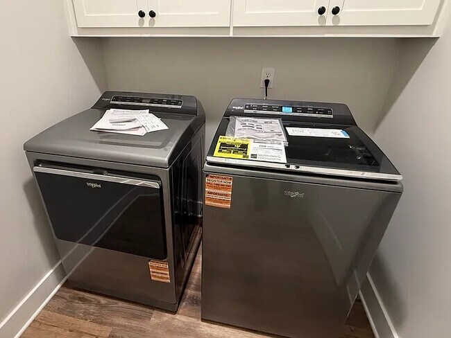 Building Photo - 300 N Rayleigh Dr