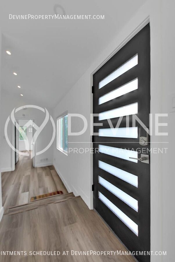 Building Photo - 3026 Greenfield Ave