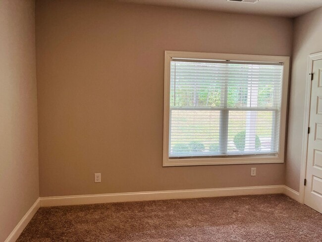 Building Photo - ***MOVE IN SPECIAL*** Wow! Perfect 4 bedro...