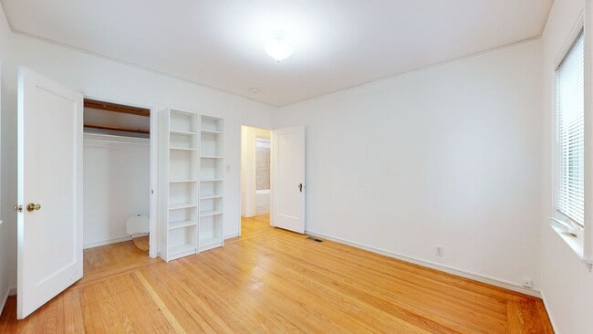 Building Photo - Charming 2 Bedroom Oakland Unit!