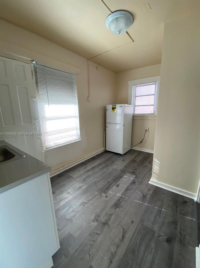 Building Photo - 1011 SW 5th St