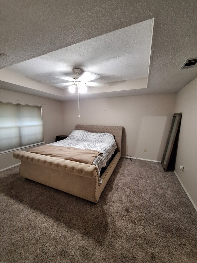 Building Photo - 8908 Rosewood Dr