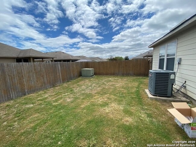 Building Photo - Great Floor Plan ~ Great Location ~ Lots o...