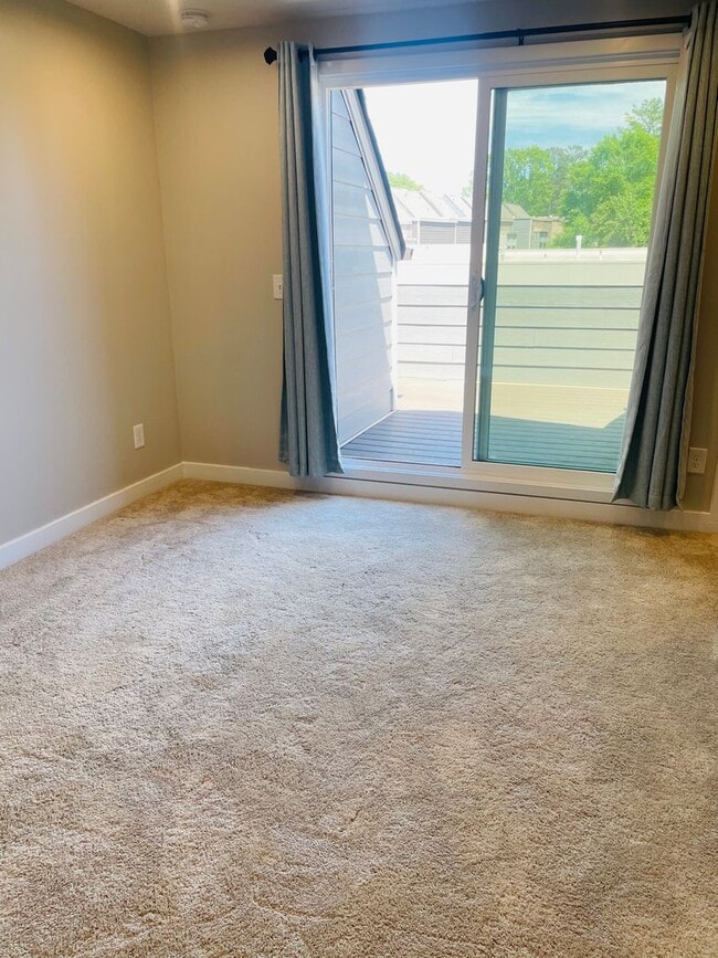 Building Photo - Sophisticated and Spacious 3BR-3.5 Bath To...