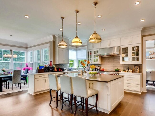 Building Photo - Highly desirable location and floor plan.