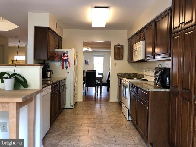 Building Photo - 10926 Bloomingdale Dr