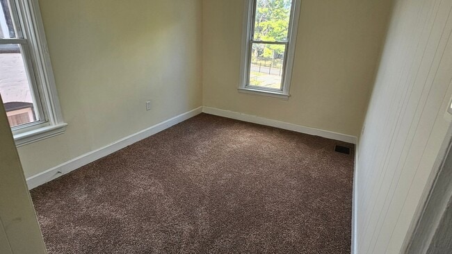 Building Photo - 3 Bedroom Duplex!