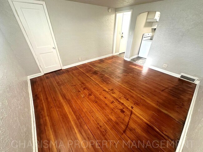 Building Photo - 917 Plex