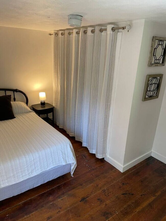 Building Photo - Cottage-style single-family home