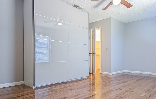 Building Photo - Stylish 4-Bed, 3.5-Bath Rental with Great ...