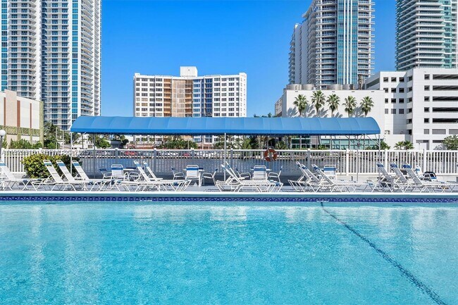 Building Photo - 600 Parkview Dr