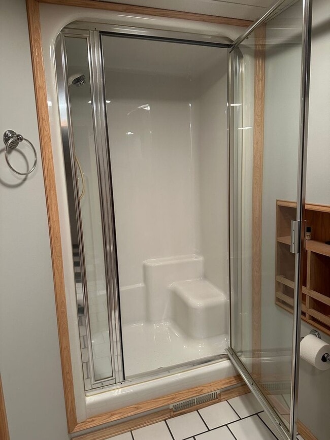 Building Photo - Welcome to this charming 3 bedroom, 3 bathroom home in the desirable Minnetonka. Avail. April 1st...