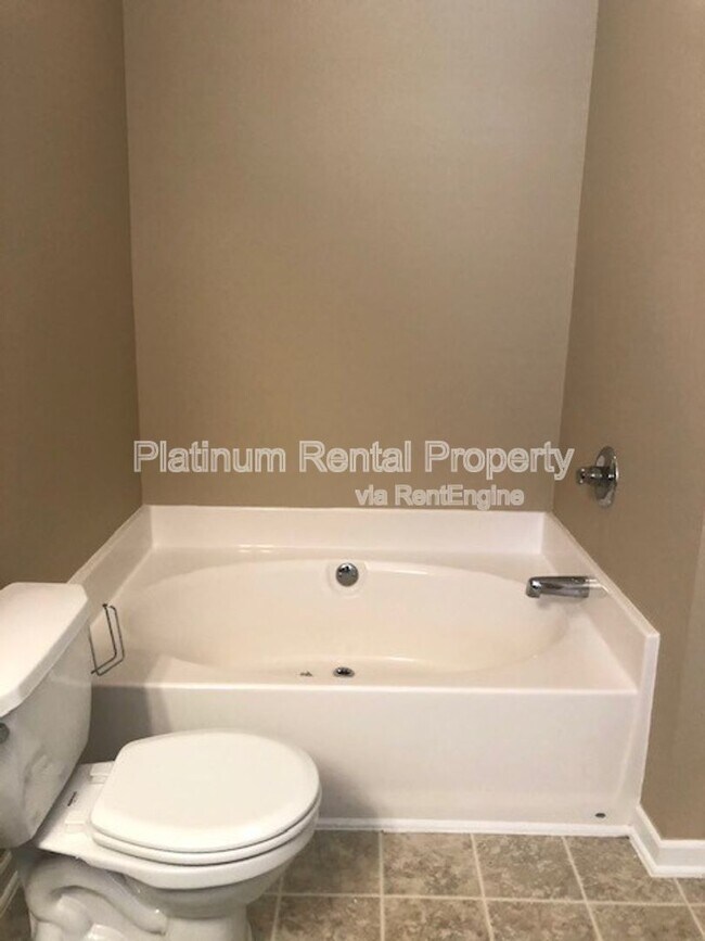 Building Photo - 6583 Silk Tree Pointe