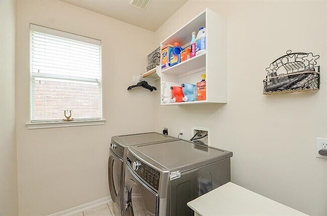 Building Photo - 1306 Ventura Canyon Dr