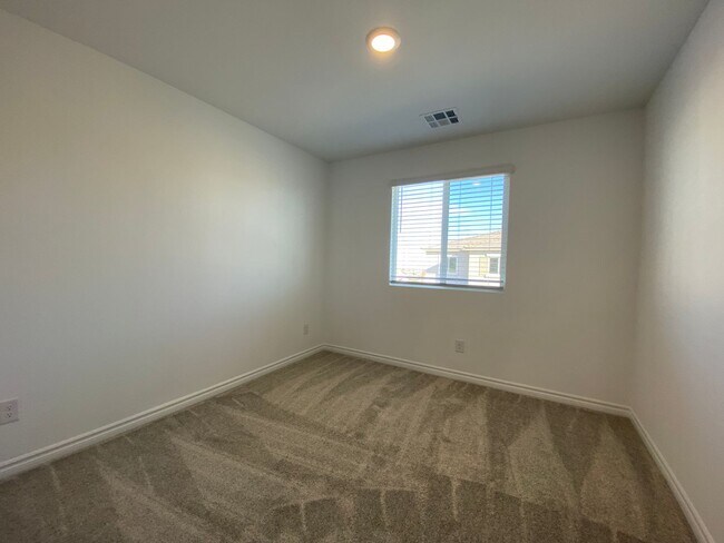 Building Photo - Fabulous 4 bedroom  Townhouse