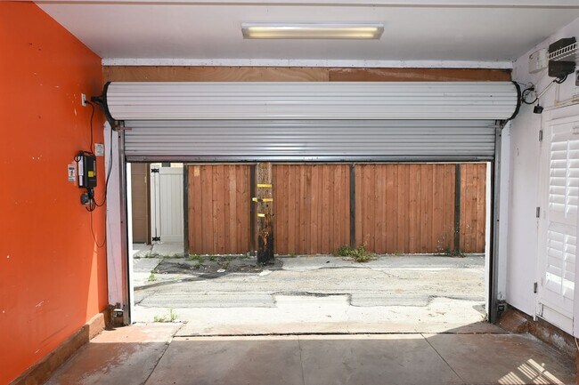 Building Photo - Beautiful 2 Bed 2 Bath Single Story House in Belmont Shore of Long Beach