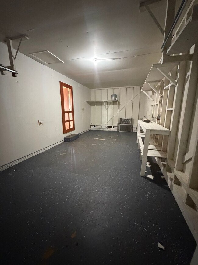 Building Photo - 3 Bedroom in Frankfort!