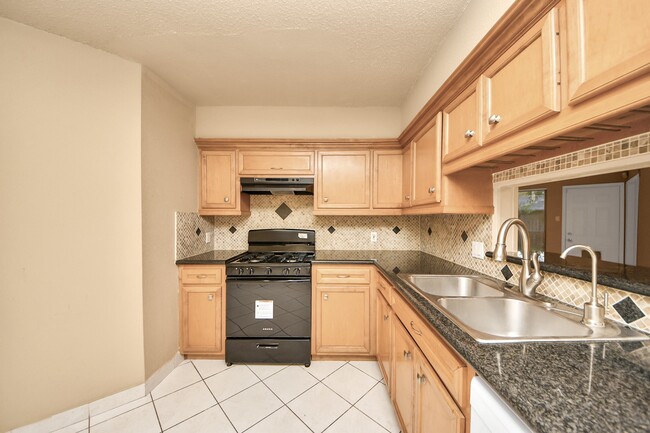 Building Photo - 10711 Forest Leaf Dr