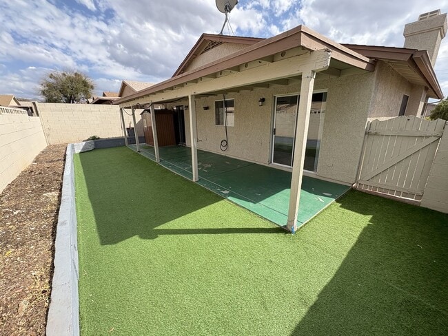 Building Photo - Great eastside location four bedrooms