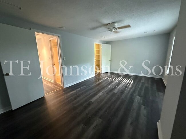 Building Photo - Cozy & Stylish 2BR Home with Fireplace, Su...