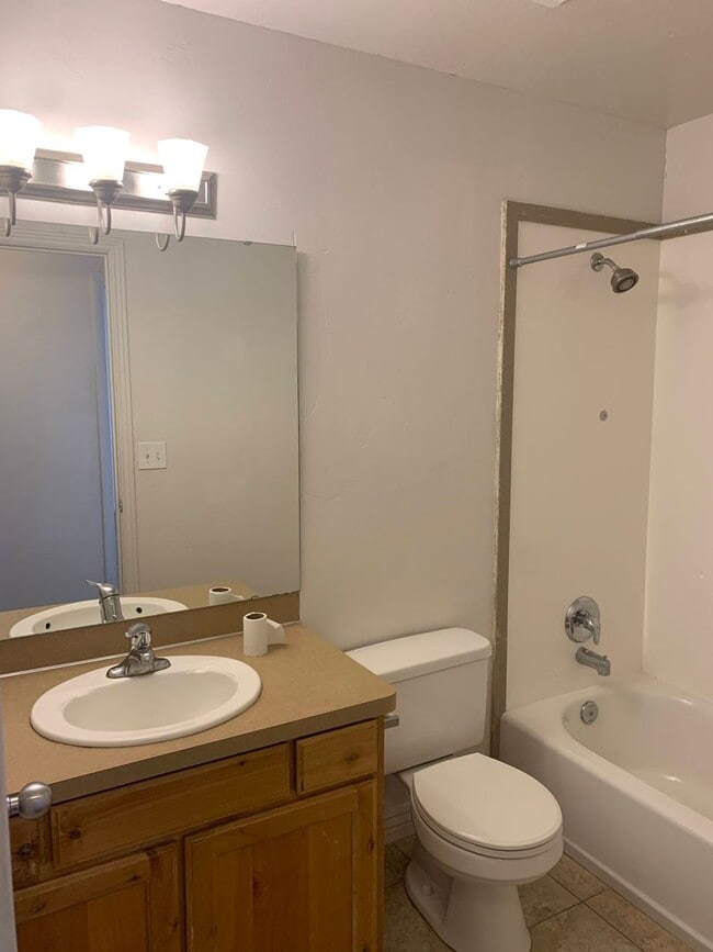 Building Photo - Spacious 5 Bedroom in Roy!