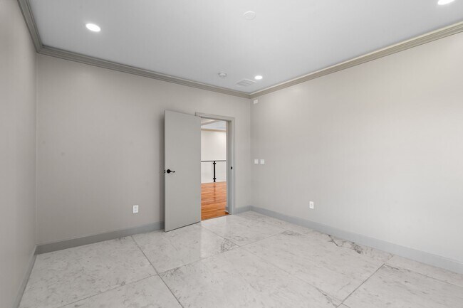 Building Photo - 703 Leaning Oak Trail