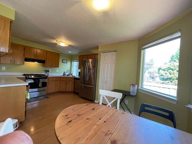 Building Photo - Charming Rock Creek 3 Bed 2.5 Bath - Centr...