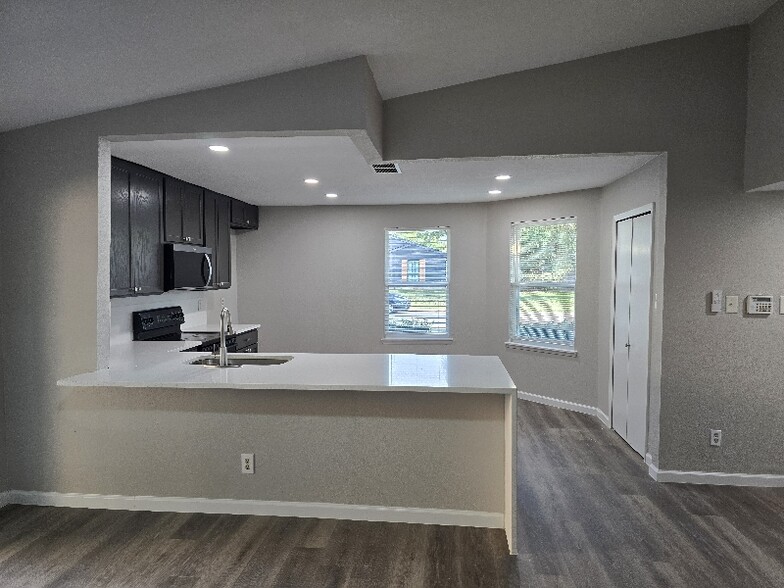 Primary Photo - 4216 Malone Ave