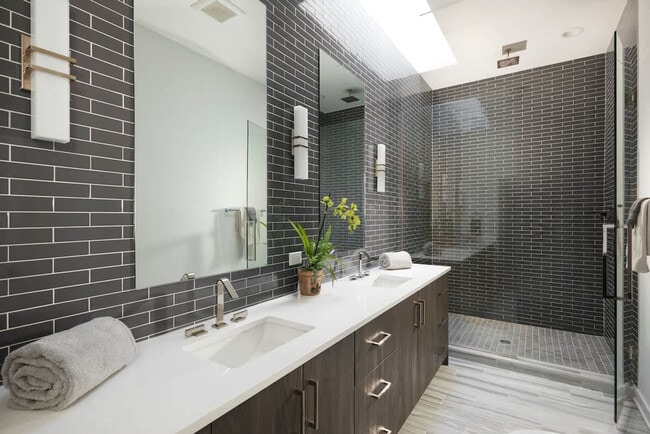 Building Photo - 22 E Elm St