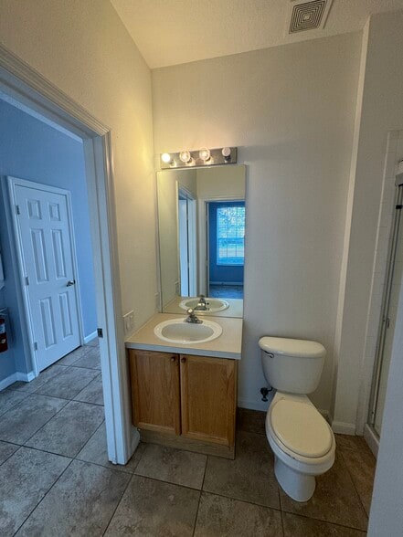 Building Photo - 2368 Silver Palm Dr