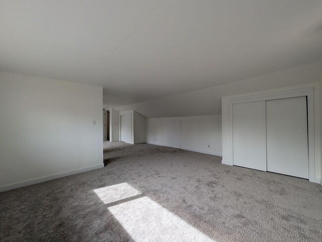 Building Photo - updated 4bed/2bath duplex near Oakway Rd