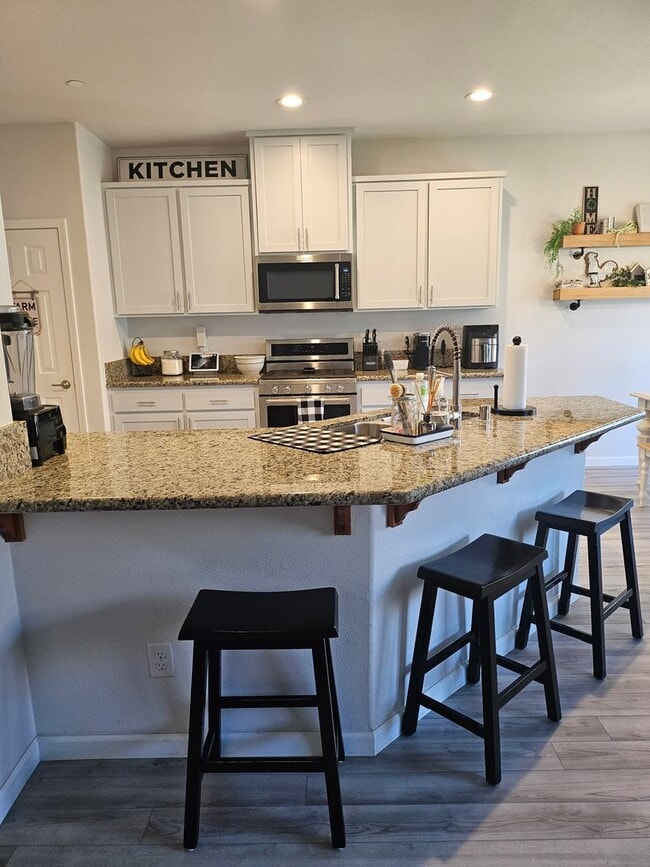 Building Photo - MUST SEE 4 Bedroom 2 bath