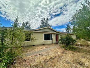 Building Photo - 3 Bedroom 2 Bath nestled in Grass Valley