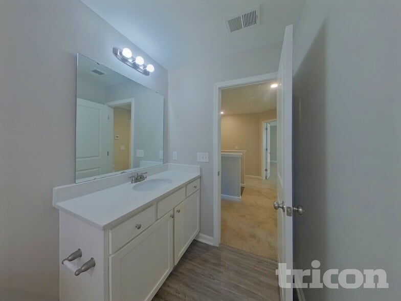 Building Photo - 607 Roseridge Dr