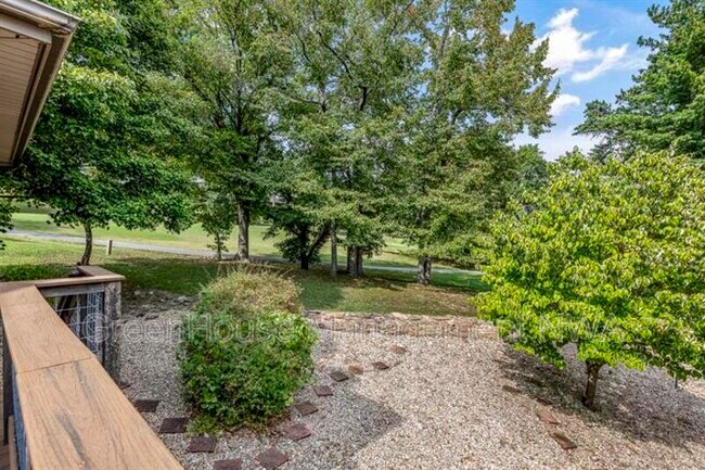 Building Photo - 5 Tanyard Ln